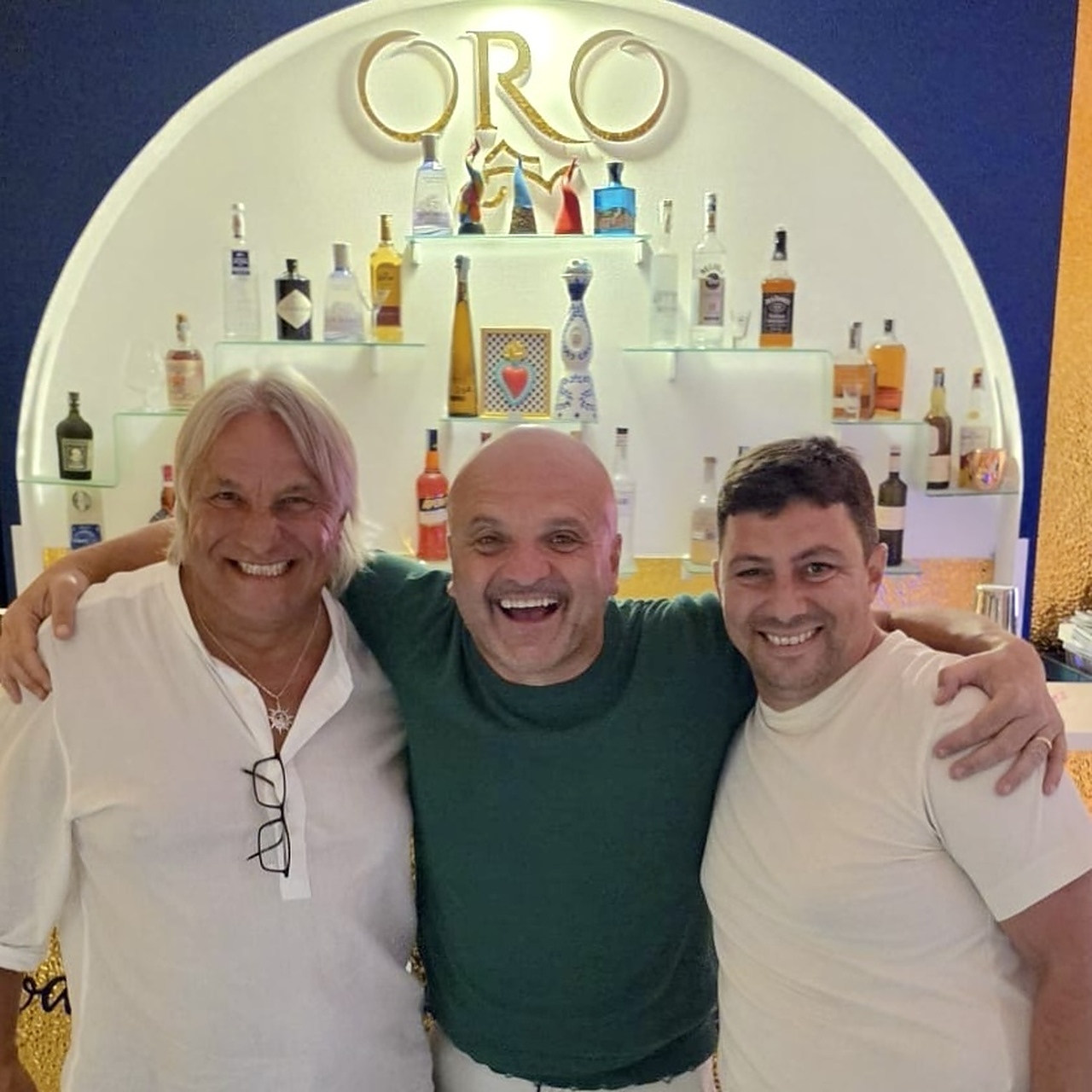 Peppe Iodice al bancone di Oro Mare, sotto l’insegna dorata